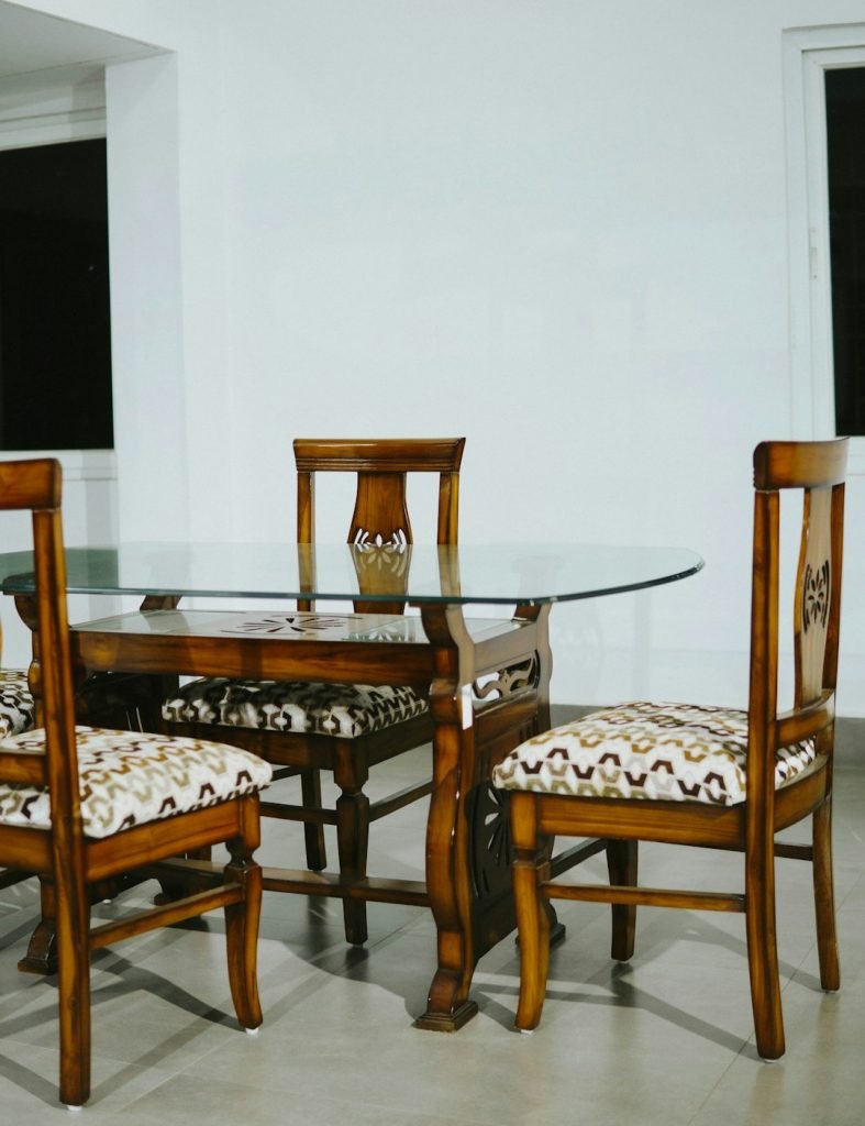 a-table-with-chairs-around-it-m-vodsrsro