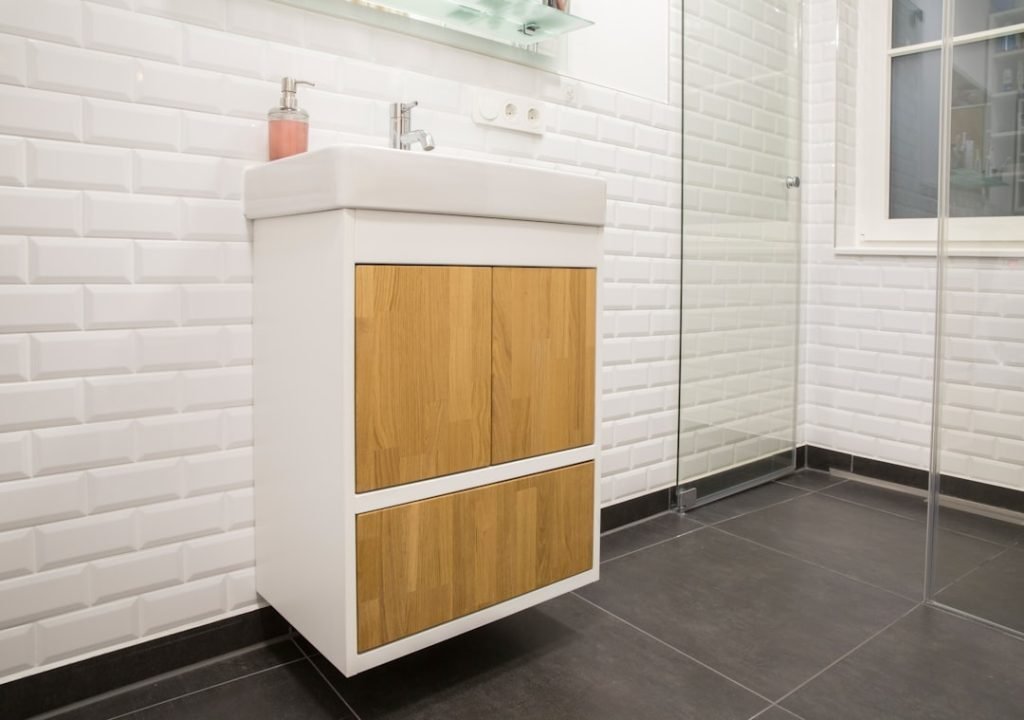 Free-floating base cabinet for the bathroom in a combination of MDF and oak